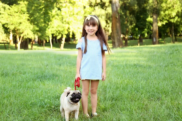 Nettes Kleines Mädchen Mit Mops Park Einem Sommertag — Stockfoto