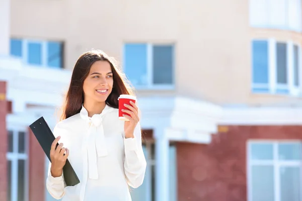 Young Businesswoman Drinking Coffee Outdoors — Stock Photo, Image