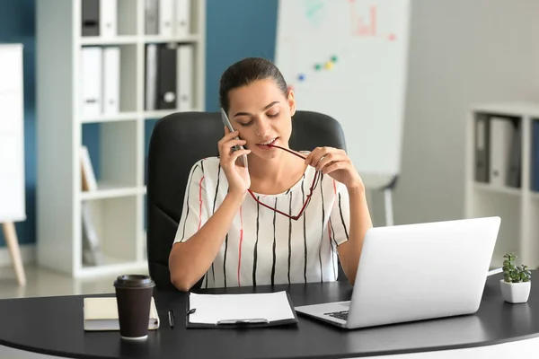Młoda Kobieta Rozmawia Przez Telefon Podczas Pracy Biurze — Zdjęcie stockowe
