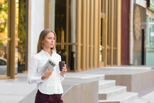 Joven Empresaria Con Taza Café Periódico Aire Libre — Foto de Stock