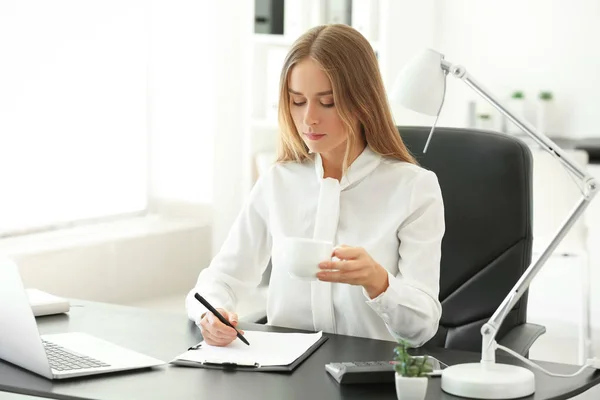 Young Businesswoman Drinking Coffee Workplace Office — Stock Photo, Image