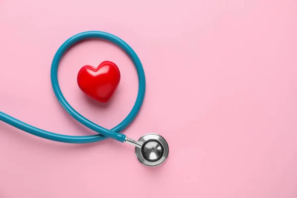 Estetoscopio Médico Corazón Rojo Sobre Fondo Color Concepto Cardiología — Foto de Stock