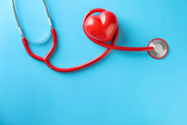 Stetoscopio Medico Cuore Rosso Sfondo Colori Concetto Cardiologia — Foto Stock