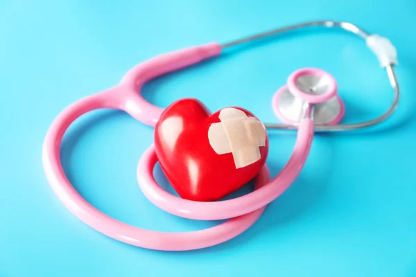 Stetoscopul Medical Inima Roșie Tencuială Fundal Culoare Conceptul Cardiologie — Fotografie, imagine de stoc