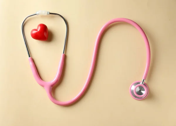 Estetoscopio Médico Corazón Rojo Sobre Fondo Claro Concepto Cardiología —  Fotos de Stock
