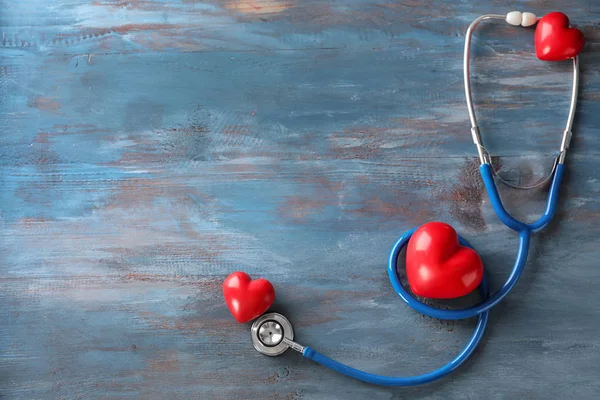 Medizinisches Stethoskop Und Rote Herzen Auf Holzgrund Kardiologie Konzept — Stockfoto