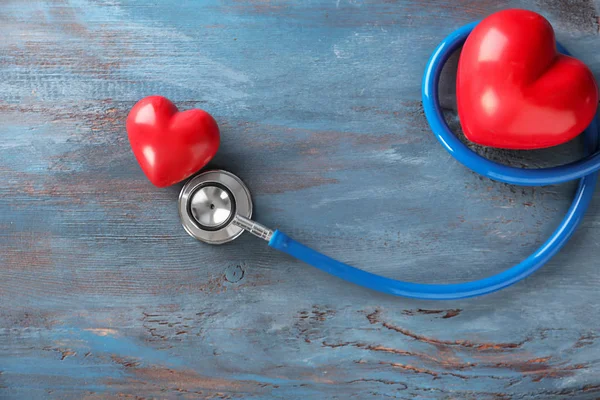 Stetoscopio Medico Cuori Rossi Sfondo Legno Concetto Cardiologia — Foto Stock