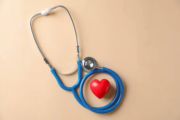 医療の聴診器と光の背景に赤いハート 心臓病の概念 — ストック写真