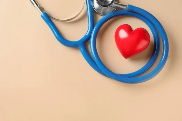 Estetoscópio Médico Coração Vermelho Fundo Claro Conceito Cardiologia — Fotografia de Stock