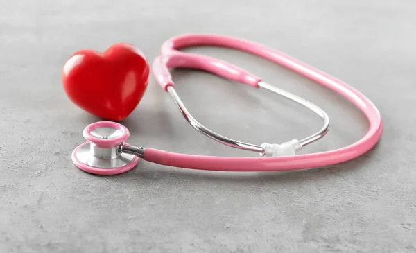Stéthoscope Médical Coeur Rouge Sur Table Grise Concept Cardiologie — Photo
