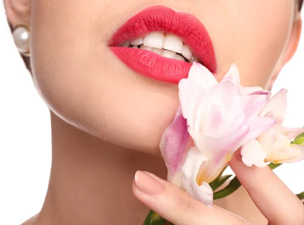 Hermosa Mujer Joven Con Lápiz Labial Color Rojo Brillante Flor —  Fotos de Stock