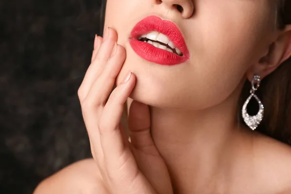 Schöne Junge Frau Mit Leuchtend Rotem Lippenstift Auf Dunklem Hintergrund — Stockfoto