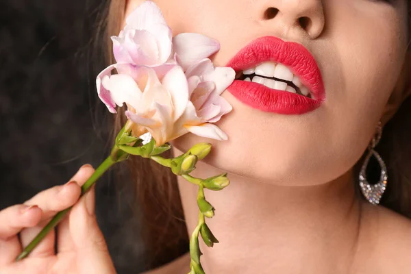 Vacker Ung Kvinna Med Klarröda Läppstift Och Blomma Mörk Bakgrund — Stockfoto