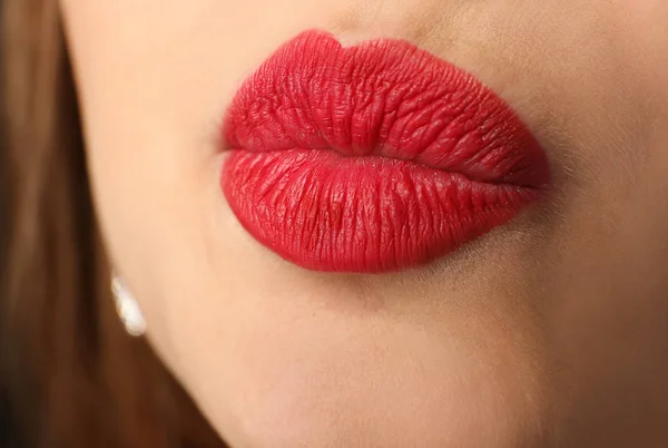 Parlak Kırmızı Ruj Closeup Olan Güzel Kadın — Stok fotoğraf