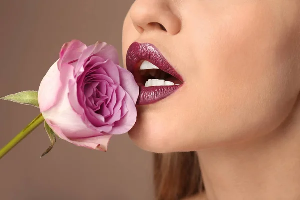 Hermosa Joven Con Lápiz Labial Oscuro Flor Primer Plano —  Fotos de Stock