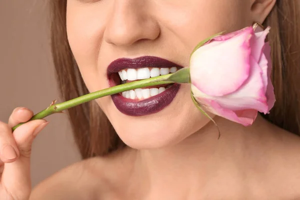 Gyönyörű Fiatal Sötét Rúzs Virág Szájban Closeup — Stock Fotó