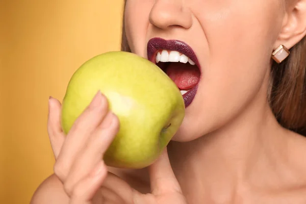 Beautiful Young Woman Dark Lipstick Apple Color Background Closeup — Stock Photo, Image