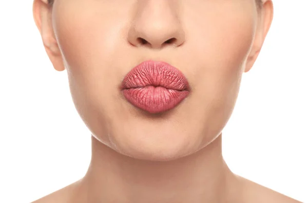 Bella Giovane Donna Con Rossetto Rosa Sfondo Bianco Primo Piano — Foto Stock