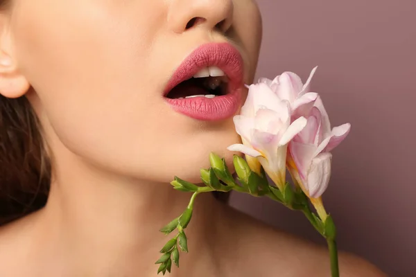 Vacker Ung Kvinna Med Rosa Läppstift Och Blomma Färg Bakgrunden — Stockfoto