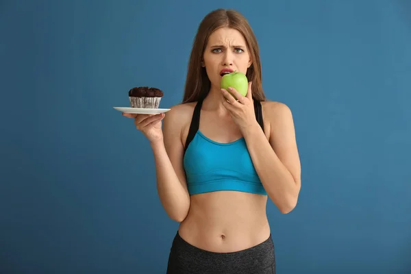 Jeune Femme Vêtements Sport Choisir Entre Gâteau Pomme Sur Fond — Photo