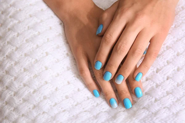 Manos Mujer Con Manicura Profesional Sobre Tela —  Fotos de Stock