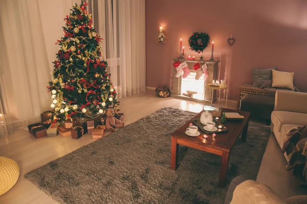 Stilvolles Interieur Des Wohnzimmers Mit Schönem Tannenbaum — Stockfoto