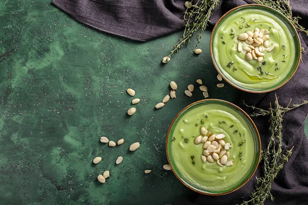 Kase lezzetli kabak çorba ve fıstık renk arka plan üzerinde