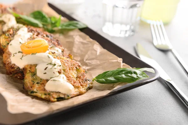 Välsmakande Zucchini Pannkakor Med Sås Tallrik — Stockfoto