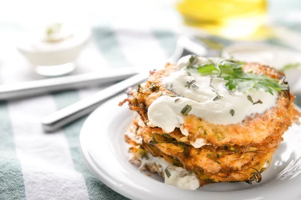 Gustose Frittelle Zucchine Con Salsa Sul Piatto — Foto Stock