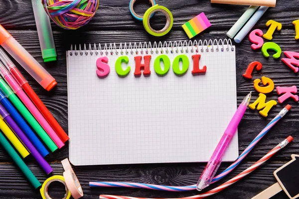 Word renkli harfler ve ahşap arka plan üzerinde ileti örneği ile yapılan okul