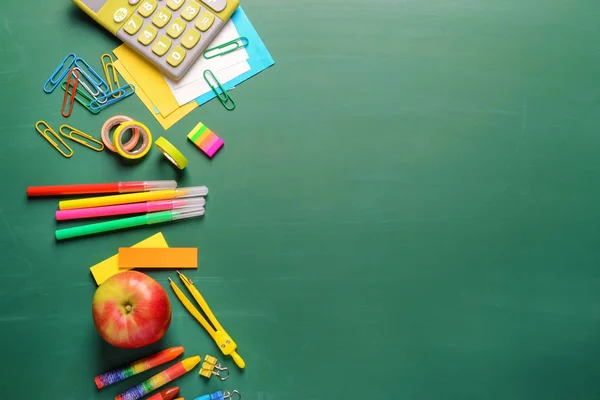 Renk Arkaplanı Üzerine Okul Kırtasiyesi Seti — Stok fotoğraf