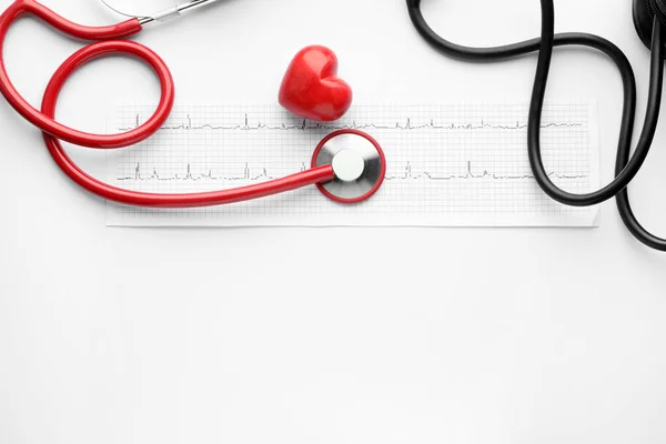 Sağlık Stetoskop Kırmızı Kalp Beyaz Arka Plan Üzerinde Kardiyogram — Stok fotoğraf