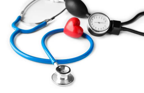 Medizinisches Stethoskop Blutdruckmessgerät Und Rotes Herz Auf Weißem Hintergrund Kardiologie — Stockfoto