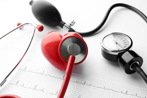 医疗听诊器 血压计 心电图和红色心脏在白色背景 心脏病学概念 — 图库照片