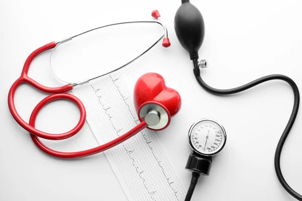 Medizinisches Stethoskop Blutdruckmessgerät Kardiogramm Und Rotes Herz Auf Weißem Hintergrund — Stockfoto