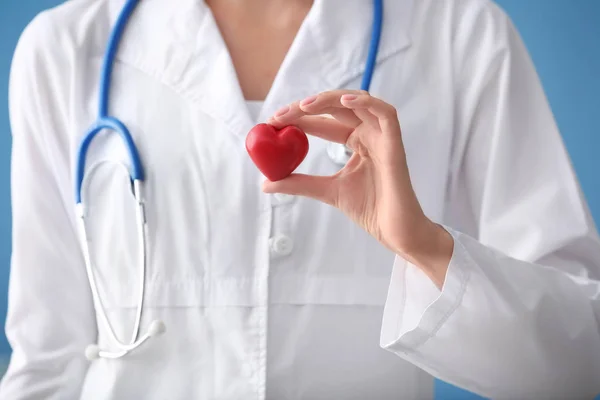 背景色に赤い心臓を持つ心臓病学者 クローズアップ — ストック写真