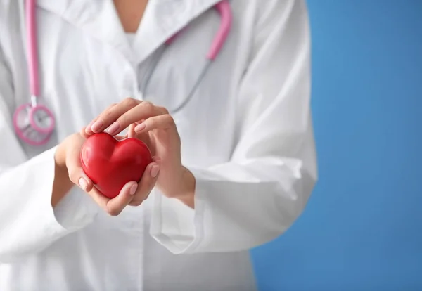 Cardiologista Com Coração Vermelho Fundo Cor Close — Fotografia de Stock