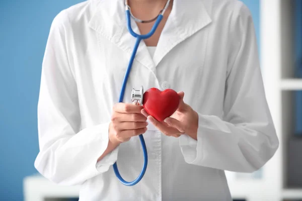 Cardiologista Com Coração Vermelho Estetoscópio Clínica — Fotografia de Stock