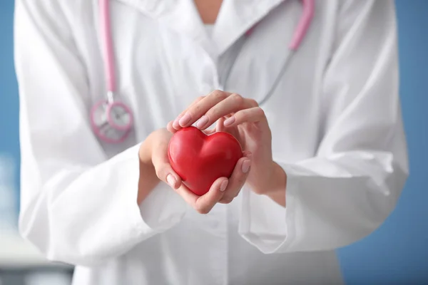 Cardiologista Com Coração Vermelho Clínica Close — Fotografia de Stock