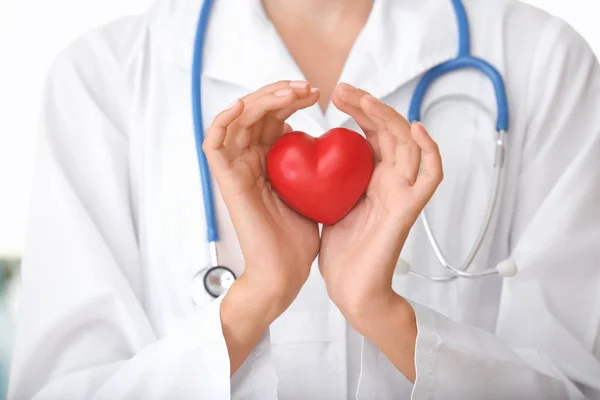 Cardiologue Avec Coeur Rouge Gros Plan — Photo