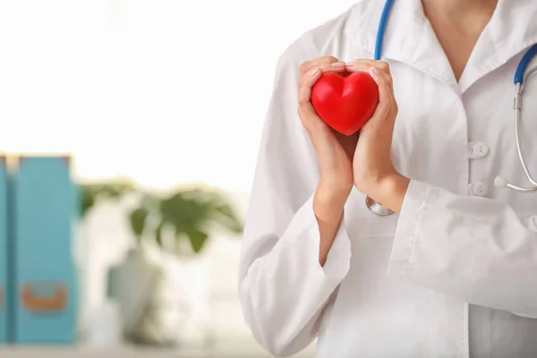診療所に赤い心臓を持つ心臓専門医 — ストック写真