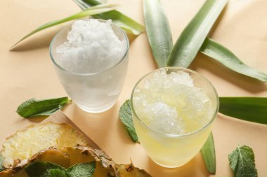 Gözlük buzlu ananas ışık arka plan üzerinde kokteyl ile