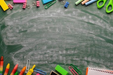 Kirli kara tahta üzerinde farklı okul Kırtasiye ile kompozisyon