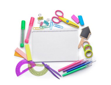 Beyaz arka plan üzerinde farklı okul Kırtasiye ile kompozisyon