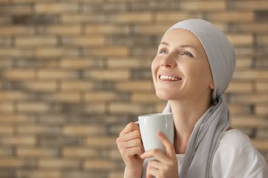 Kemoterapi evde çay içme sonra mutlu kadın