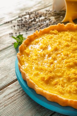 Lezzetli limon pasta üzerinde ahşap masa, closeup ile kurulu