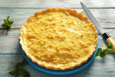 Kurulu ile lezzetli limon pasta ahşap tablo