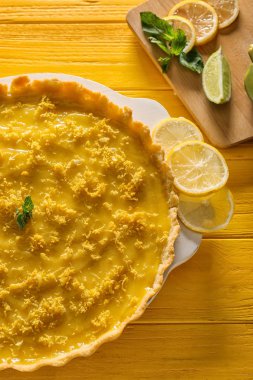 Kurulu ile lezzetli limon pasta renk ahşap tablo