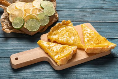 Kurulu adet ahşap masa üzerinde lezzetli limon pastası