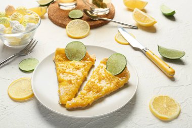 Plaka adet beyaz masada lezzetli limon pastası
